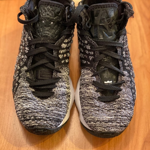 LeBron basketball shoes - Picture 3 of 3